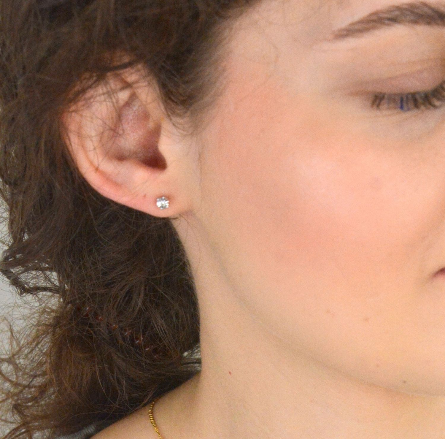 Złote kolczyki 585 z Diamentami w oprawie z białego złota 0,09ct 60027067 HSI Złote kolczyki wykonane z 14- karatowego złota z diamentami o łącznej masie 0,09 ct, barwie H i czystości SI. 1.jpg